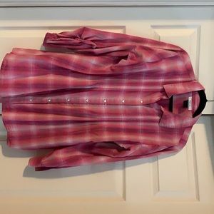 Snap button long sleeve light weigh top.